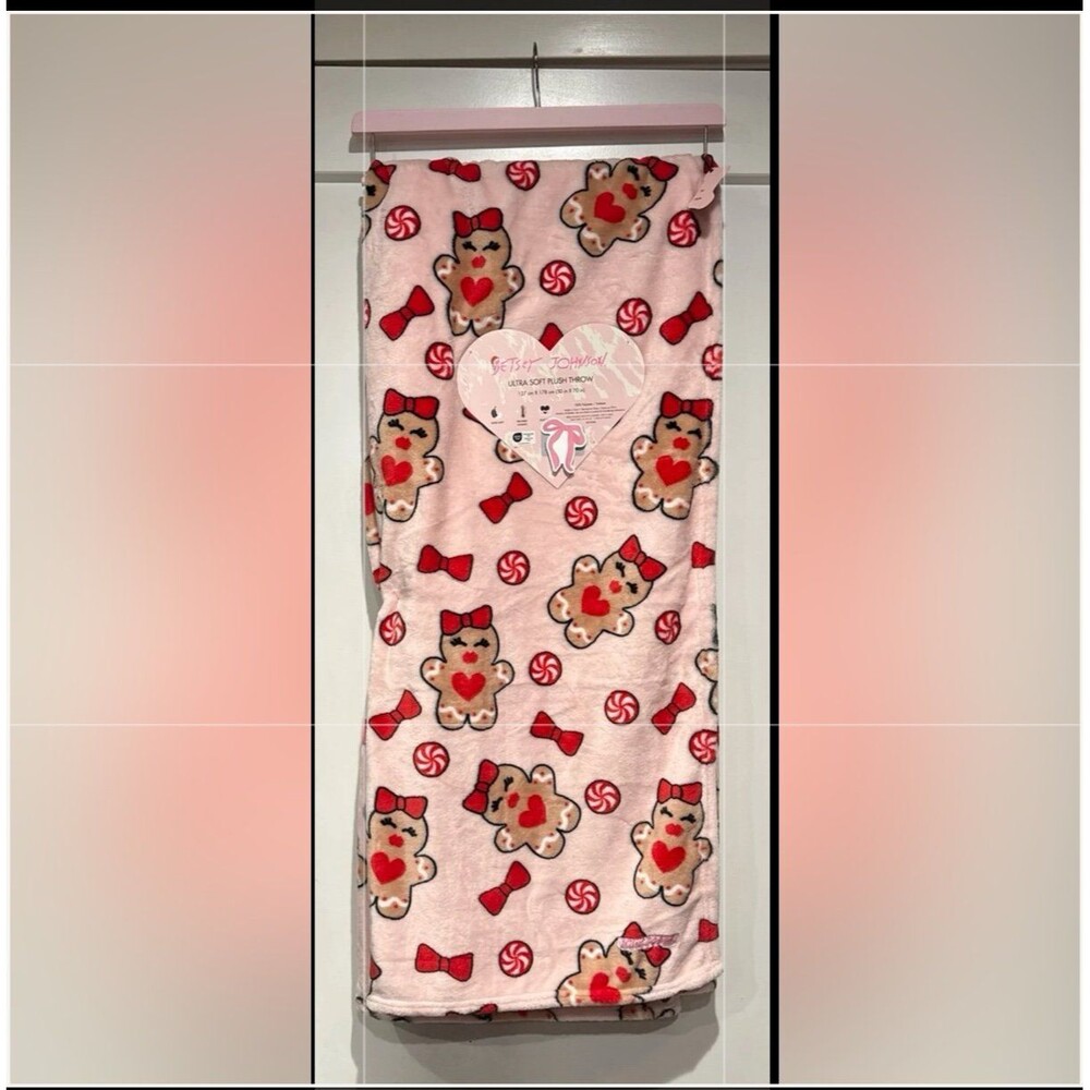 Betsey Johnson Christmas gingerbread Pink blanket